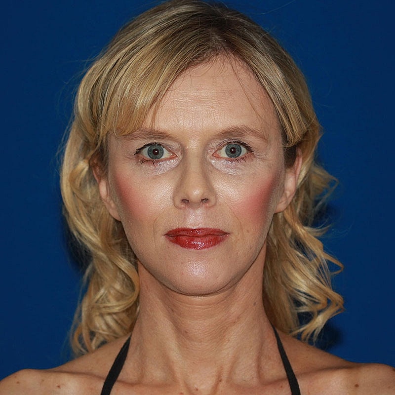 Woman with blonde hair and red lipstick.